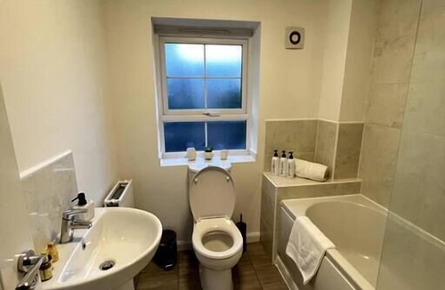 West Bromwich House | Comfy 2-bed home - Contractors and Leisure