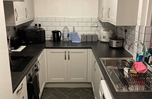 Newark upon Trent House | Comfy 2-Bed Home, Modern, Netflix, Free Parking, Garden | Nottingham NG6