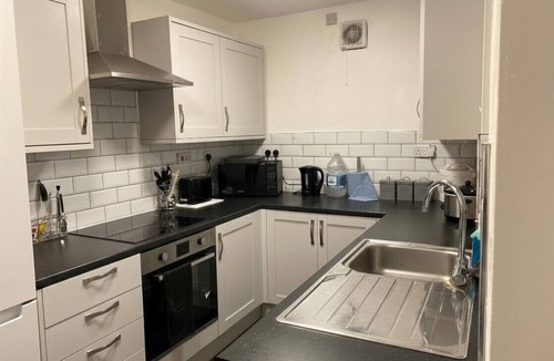 Newark upon Trent House | Comfy 2-Bed Home, Modern, Netflix, Free Parking, Garden | Nottingham NG6