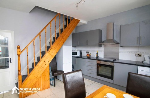 Bolton House | Comfy 2-Bedroom Family & Contractor Home in Bolton with Free Wi-Fi and Street Parking By North West Accommodation