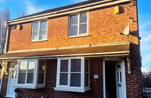 Gedling House | Comfy 2 Bedroom House on Quiet Street with Great Car Parking