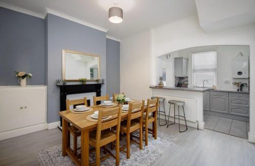 South Shore House | Comfy 3-Bed, Sleeps 5 & Parking