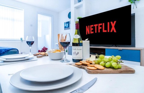 Oldbury House | Comfy 3BR Home , Families & Contractor Friendly , Parking & High-Speed Wi-Fi