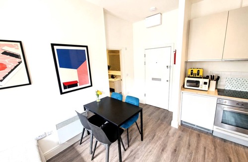 Bristol City Centre Apartment | Comfy Central Flat Near Cabot Circus | Sleeps 4