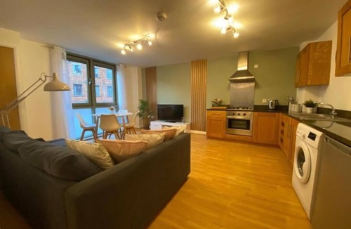 Derby Apartment | Comfy Nest Blue Apartment near City Centre in Derby