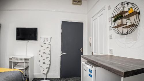 Edgbaston Apartment | Compact Modern Studio, Great Location with Parking