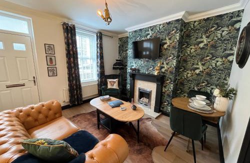 Barnsley House | Contemporary & Chic inner terrace 5 mins from Barnsley town centre