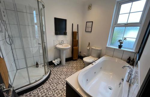 Barnsley House | Contemporary & Chic inner terrace 5 mins from Barnsley town centre