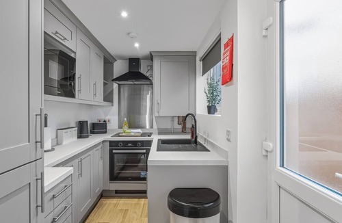 Fenny Stratford House | Contemporary House Near the High Street Free Parking Fast WiFi Smart TV Yoko Property