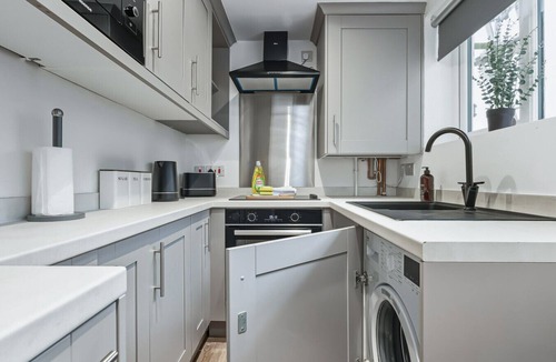 Fenny Stratford House | Contemporary House Near the High Street Free Parking Fast WiFi Smart TV Yoko Property