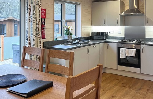 Saddleworth Ski Chalet | Contemporary lodge with one master double with flatscreen TV and en suite shower/W.