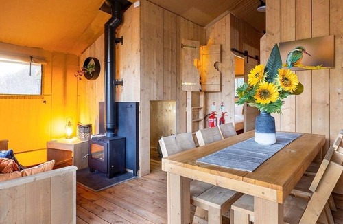 Saddleworth Ski Chalet | Contemporary lodge with one master double with flatscreen TV and en suite shower/W.