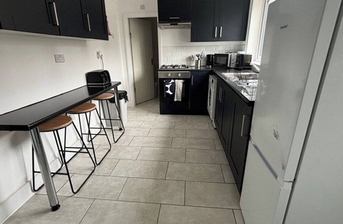 Kettering House | Contractor Accommodation | Sleeps 5–7 | TV | WI-FI