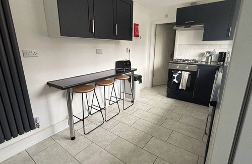 Kettering House | Contractor Accommodation | Sleeps 5–7 | TV | WI-FI