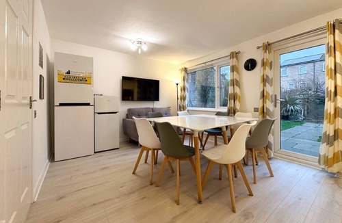 Peterborough House | Contractor Accommodation | 6-Bedroom House with 9 Beds | Near A1 | Sleeps 10