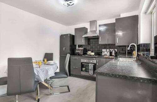 Leicester House | Contractor Base - 3BR House - Parking, Fast Wi-Fi