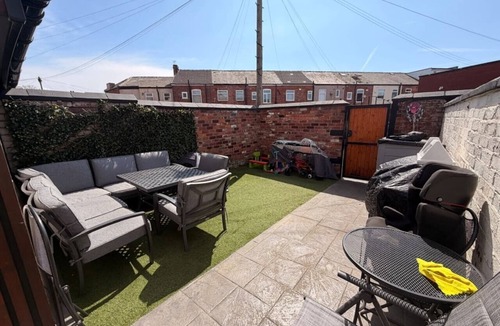 Walkden House | Contractor, Families, Free Parking, Private Garden