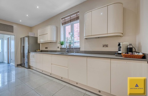 Coventry House | Contractor friendly 7 bed, sleeps 10 with 3 bathrooms NEC, JLR, HS2, NHS, offers
