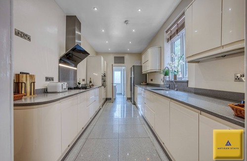 Coventry House | Contractor friendly 7 bed, sleeps 10 with 3 bathrooms NEC, JLR, HS2, NHS, offers