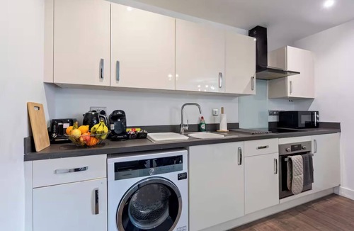 Coventry Apartment | Contractor-Friendly Stay | Secure Parking | Near Station | Sleeps 4