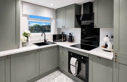 Hull House | Contractor-Friendly 3 Bed | Parking | Fast WiFi