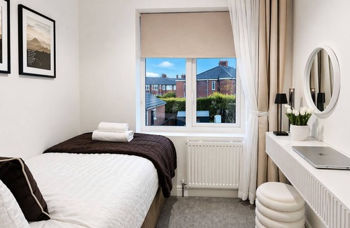 Hull House | Contractor-Friendly 3 Bed | Parking | Fast WiFi