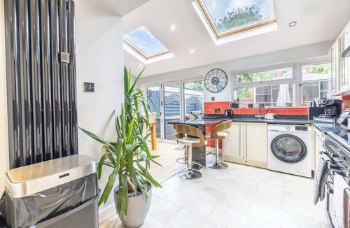Gamston House | Contractors & Families | Close to NEC, HS2, JLR