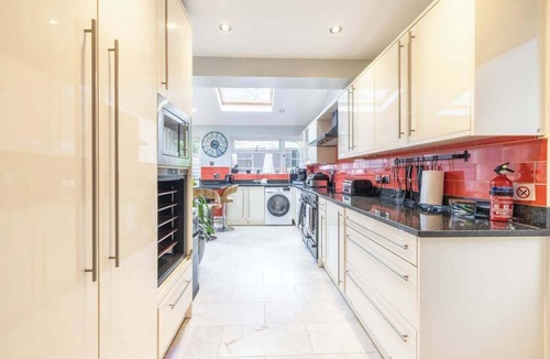 Gamston House | Contractors & Families | Close to NEC, HS2, JLR