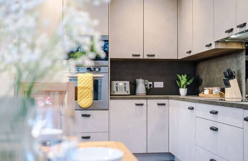 Low Moor House | Contractors | Long Stays | Free Parking