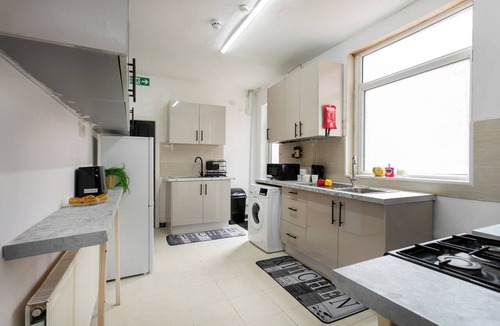Welford House | Contractors, Sleeps 12+, 6 Bedrooms, Cheap, Free Parking, 3 Baths