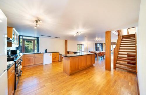Thistley Green House | Converted Barn - Super King beds, Parking, WiFi