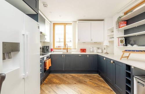 Notting Dale Apartment | Cool 2BR Apartment with Air Conditioning!
