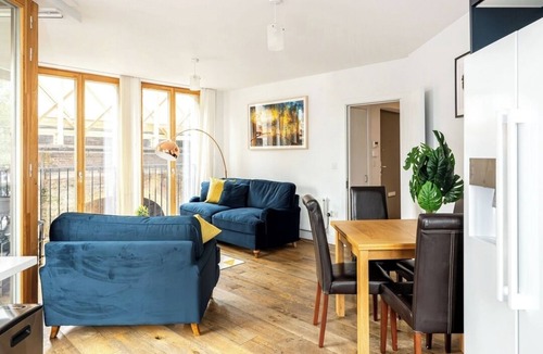 Notting Dale Apartment | Cool 2BR Apartment with Air Conditioning!