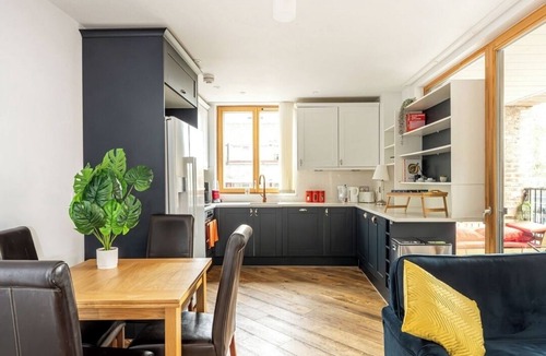 Notting Dale Apartment | Cool 2BR Apartment with Air Conditioning!