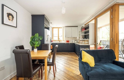Notting Dale Apartment | Cool 2BR Apartment with Air Conditioning!