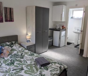 Corby House | Corby En- suite Double Rooms Near Rockingham NN17