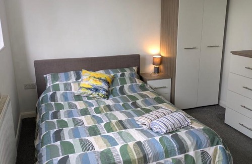 Corby House | Corby En-suite Rooms NN17 area Ideal Contractors Short & Long stays Opposite Lodge Park Leisure Center Double Rooms