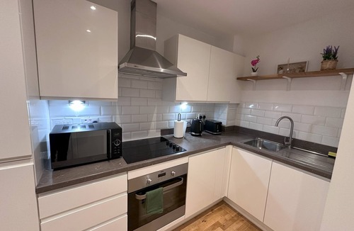 Stevenage Apartment | Cosy 1 bed apartment with WiFi in Stevenage Town Centre