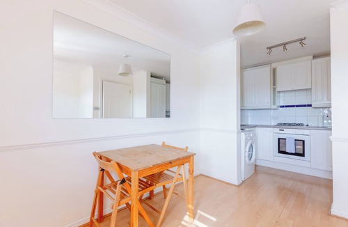 St. Dunstan's Apartment | Cosy 1BD Flat, City Views and Easy Transport Links
