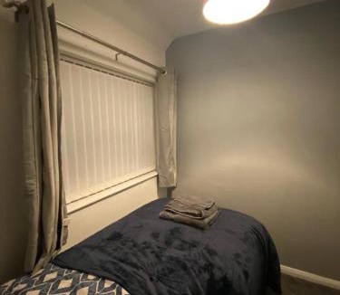 Newark upon Trent Apartment | Cosy 3 Bedroom house, Free parking & WIFI