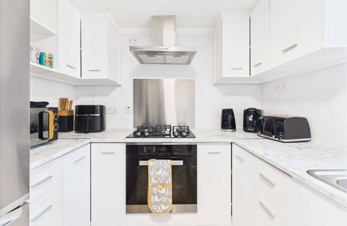 Wood Green Apartment | Cosy 4BR Home | Parking | Piccadilly | Sleeps 9