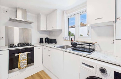 Wood Green Apartment | Cosy 4BR Home | Parking | Piccadilly | Sleeps 9