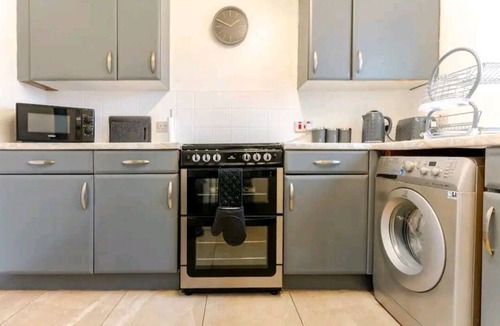 Wolverhampton House | Cosy and spacious home from home, 4 minute walk to city centre plenty parking
