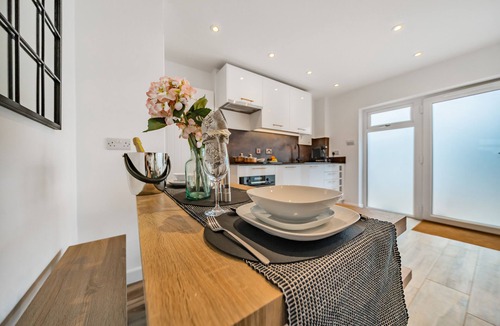 Bisley House | Cosy Barn with Air Con & Private Sauna, King size & EV Charger