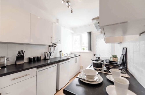Doncaster House | Cosy Budget Room in Doncaster House With Kitchen