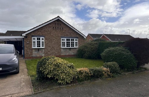 Mappleborough Green Apartment | Cosy Bungalow sleeps 4 with EV charging