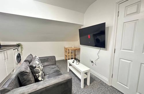 Ilkeston Apartment | Cosy, Charming 2-Bedroom Oasis. Sleeps 4