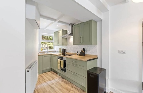 Ault Hucknall House | Cosy Cottage - Castle Views. Famlies & Contractors