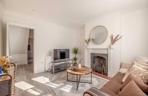 Windsor City Centre House | Cosy Cottage Your Central Windsor Retreat - By Tempstay