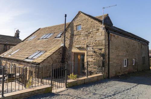 Hepworth House | Cosy Farm Cottage with Hot Tub & Countryside Views